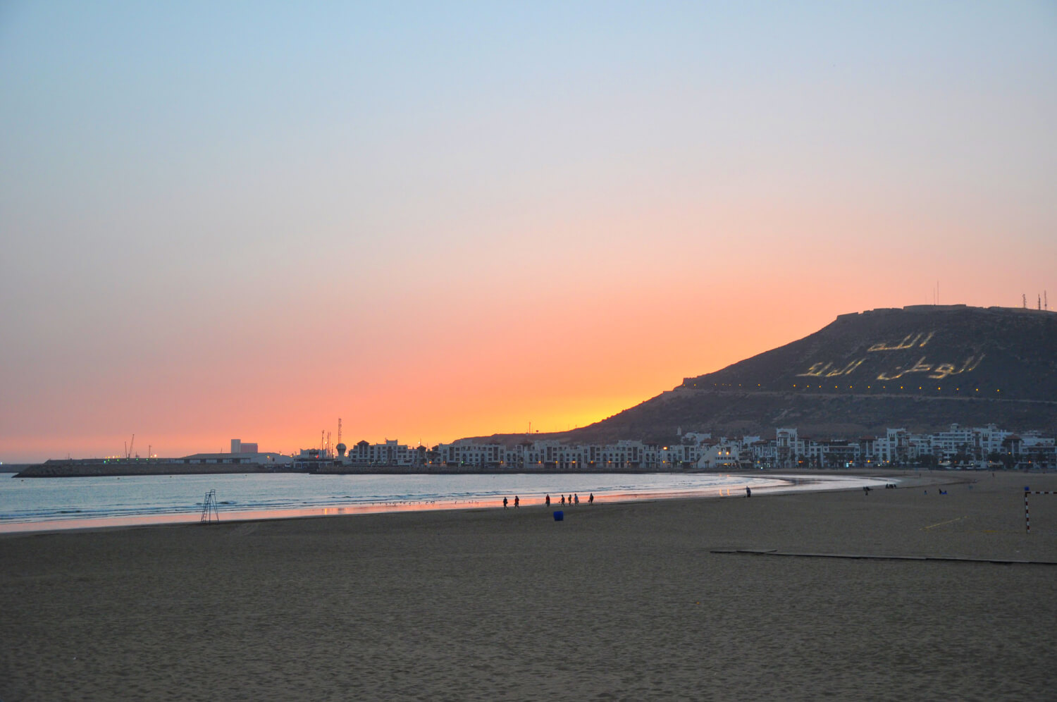 Plage d'Agadir, Maroc La plage d'Agadir s'étend jusqu'aux murailles de la ville. Pour un séjour dans une atmosphère familiale.