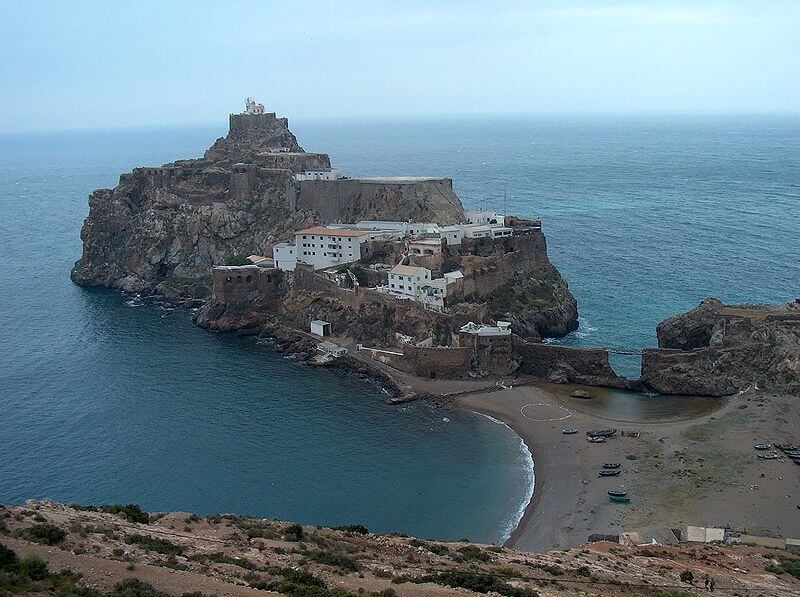 Plage de Badés, Al-Hoceïma, Maroc La plage de Badès est une jolie crique entourée de falaises.