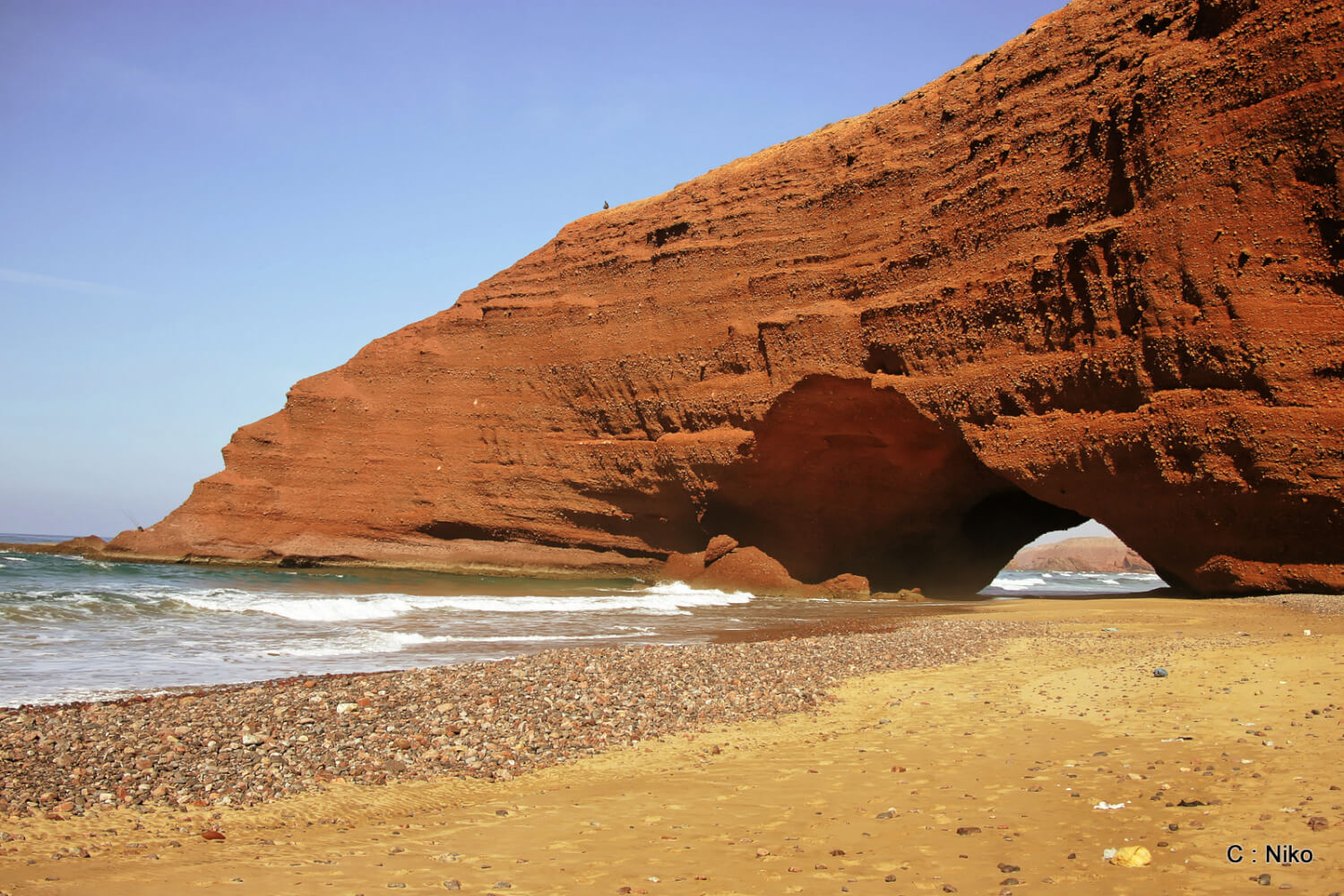 La plage de Legzira est un havre de paix hors des sentiers battus.