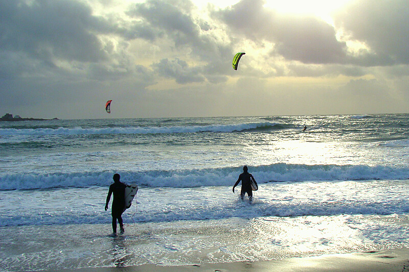 plage de la torche spot de surf en bretagne surfeurs