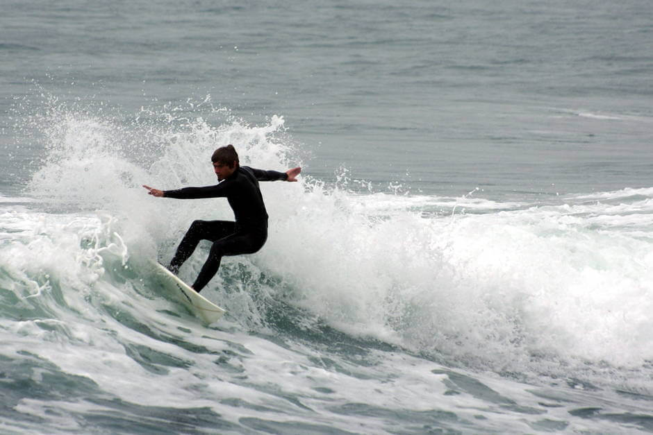 surfeur vague surf en bretagne