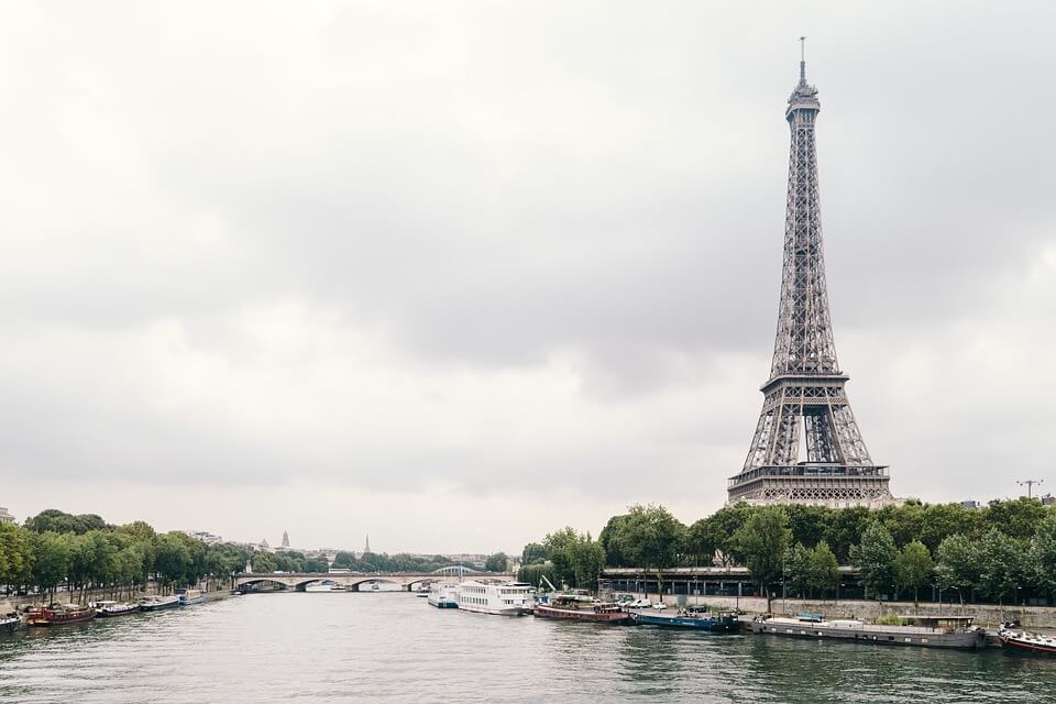 paris tour eiffel fleuve Se baigner dans la Seine