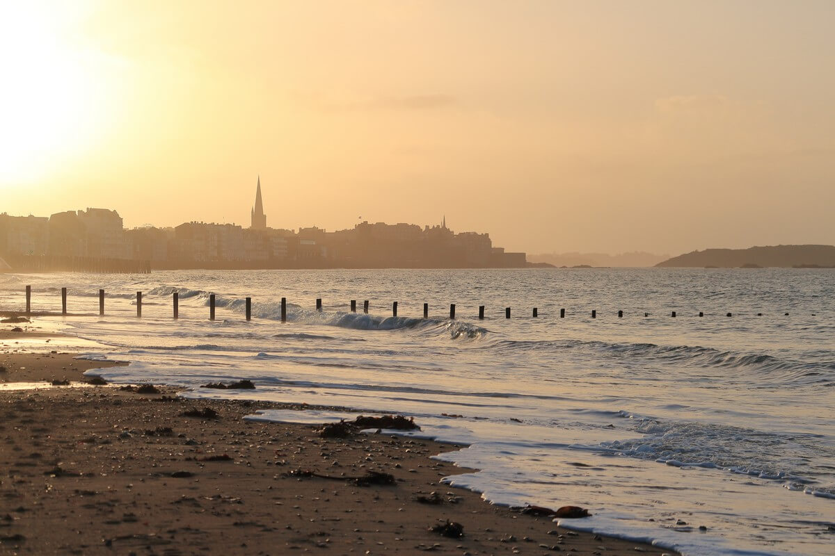 le sillon plage a st malo surf en bretagne