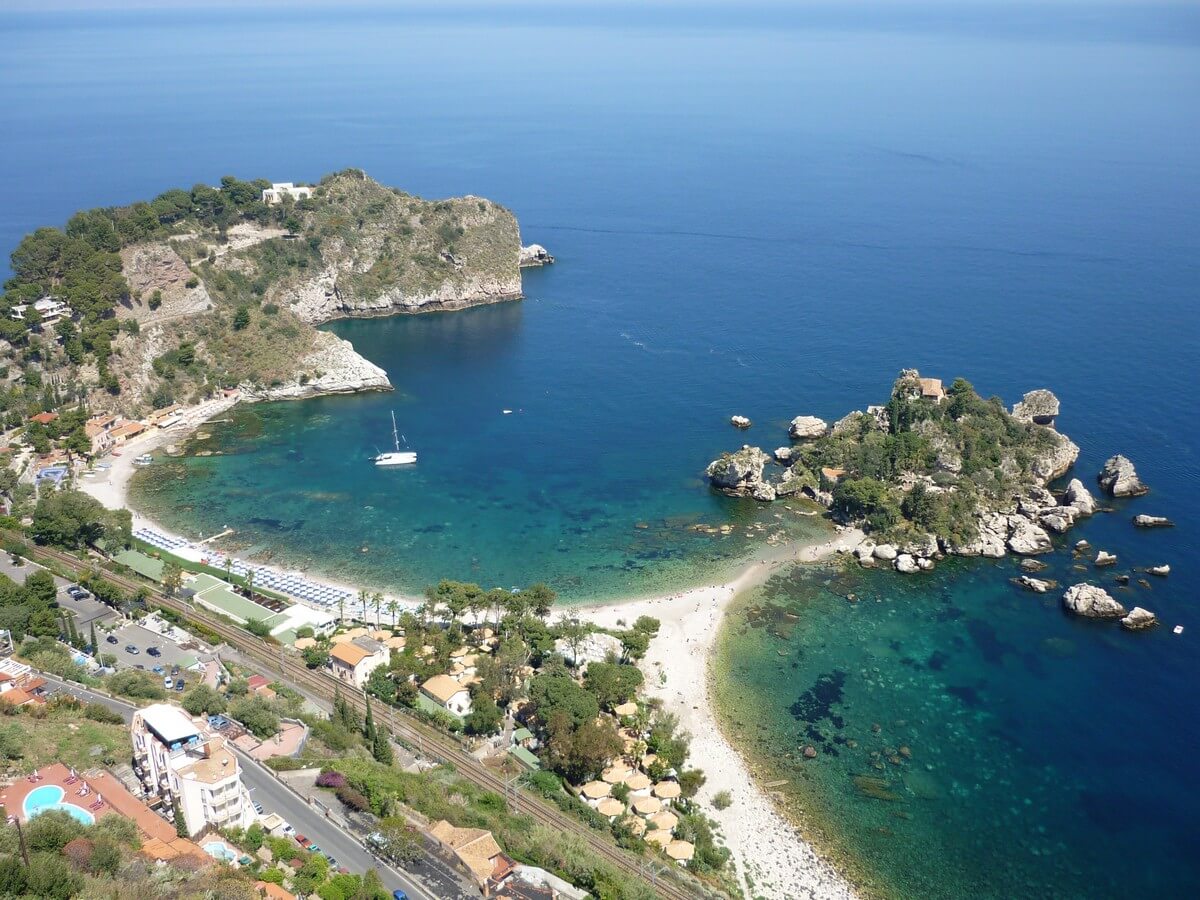 taromine plus belles plages de sicile rocher