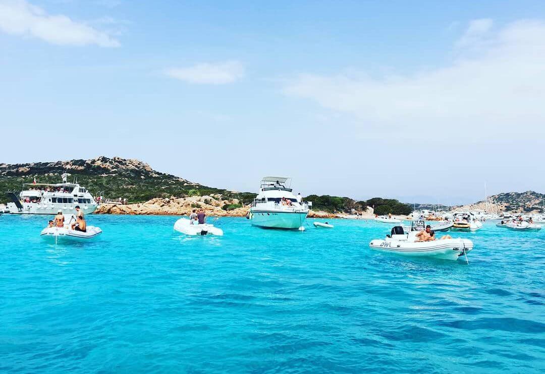 mer bateaux plage rose en sardaigne