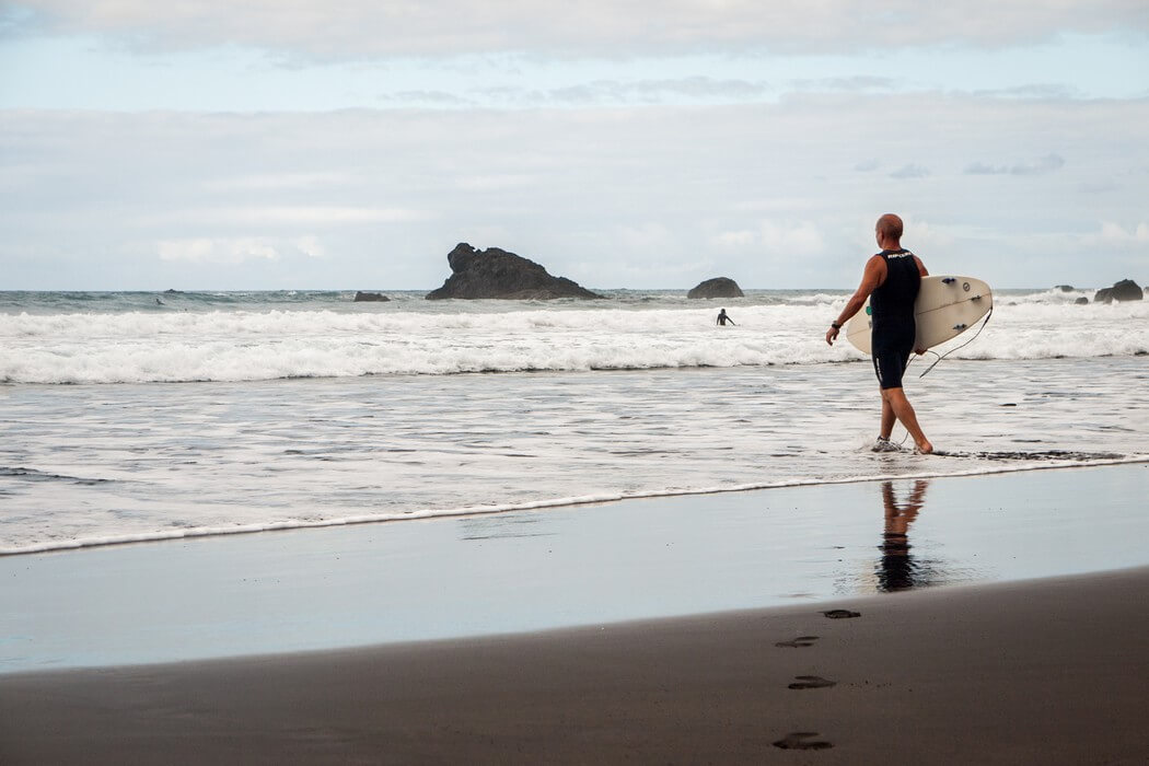 plage de sable petite vague surfeur mise a l'eau surf aux canaries