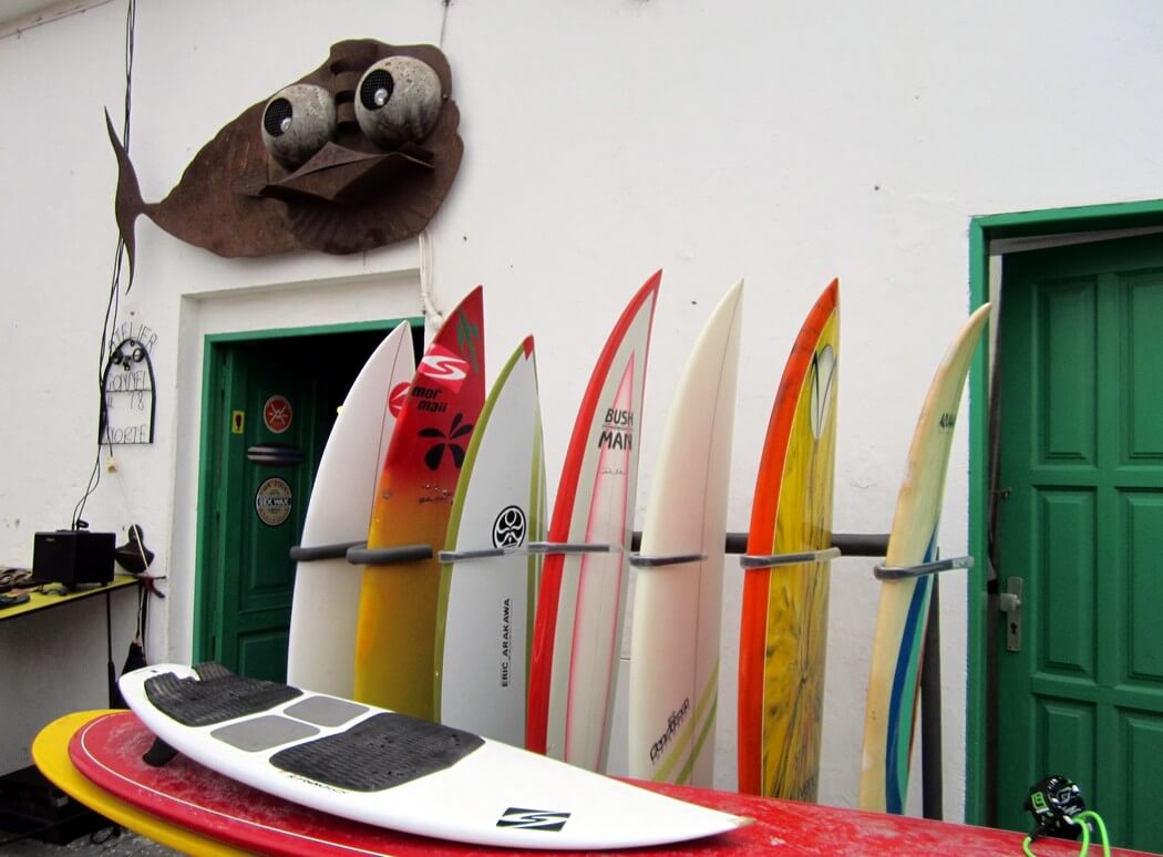 planches de surf devant ecole de surf aux canaries