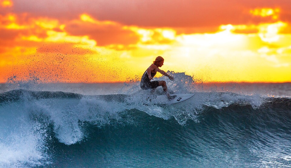 surfeur vague coucher du soleil plus belles plages du sri lanka