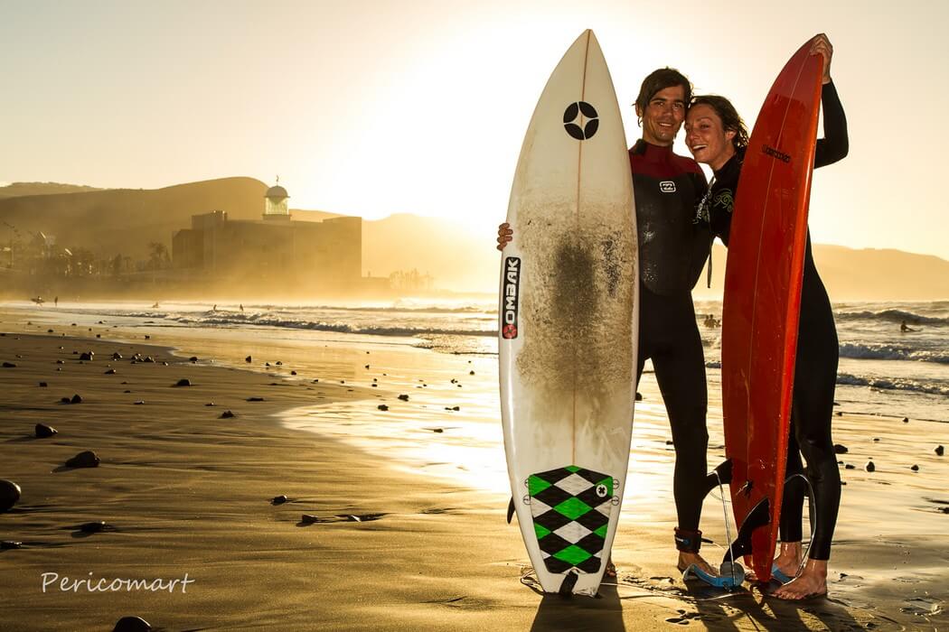 deux surfeurs sur plage pose planches surf aux canaries