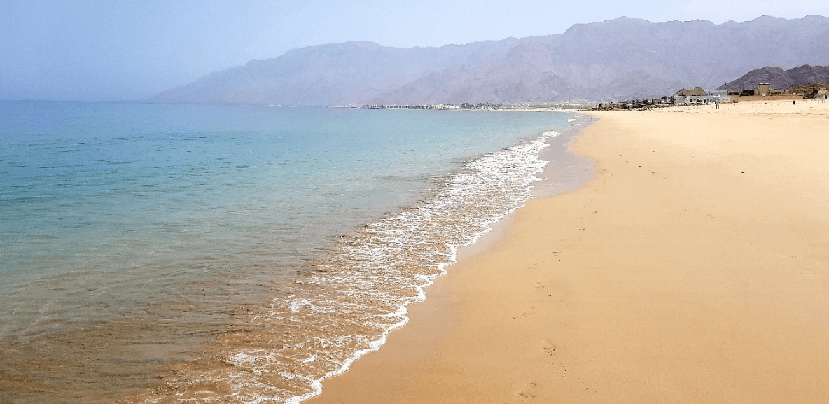 plus belles plages d'oman vagues mer transparente sable longue plage