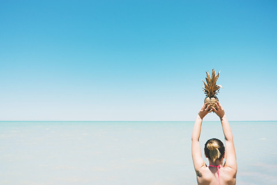 femme plage maillot de bain ananas