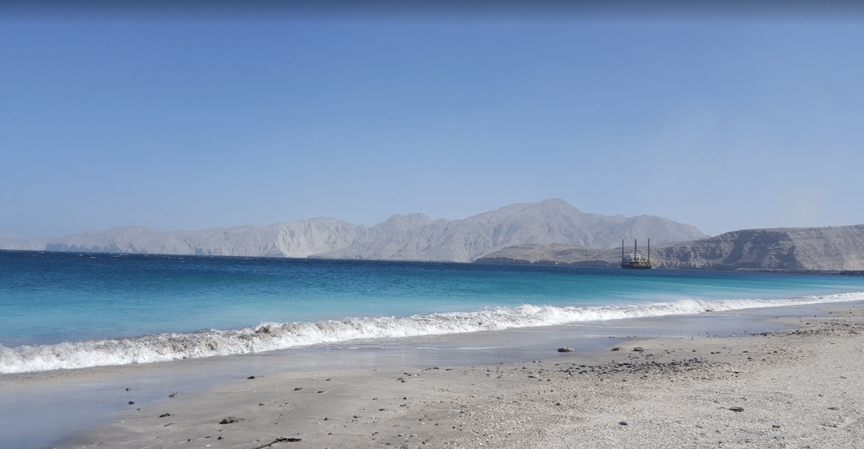 plus belles plages d'oman étendue mer turquoise montagnes