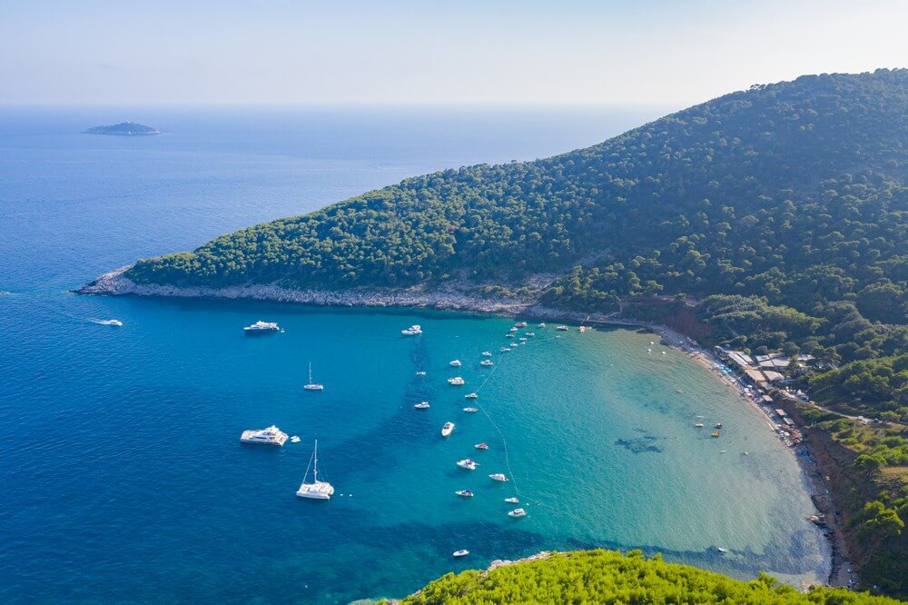 vue du ciel ile de lopud mer bateaux plages de croatie