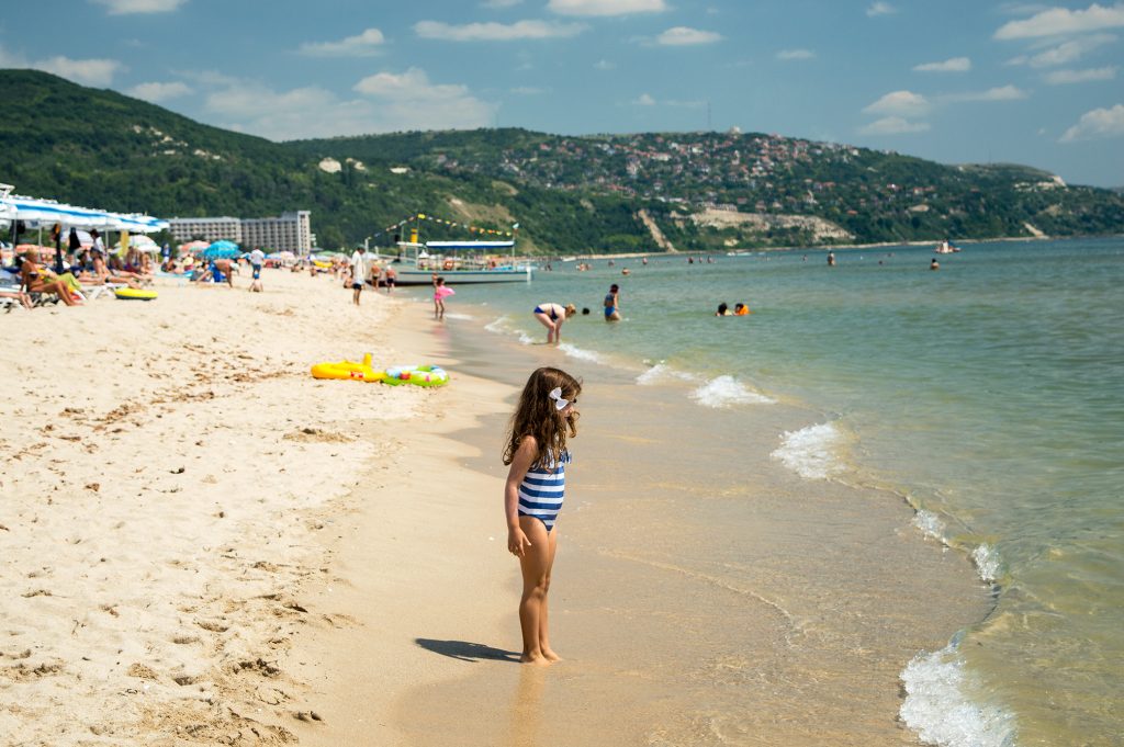 Plage de Bulgarie à ne pas manquer : Albena Beach. c’est l’endroit parfait pour les enfants qui aiment barboter dans la mer.