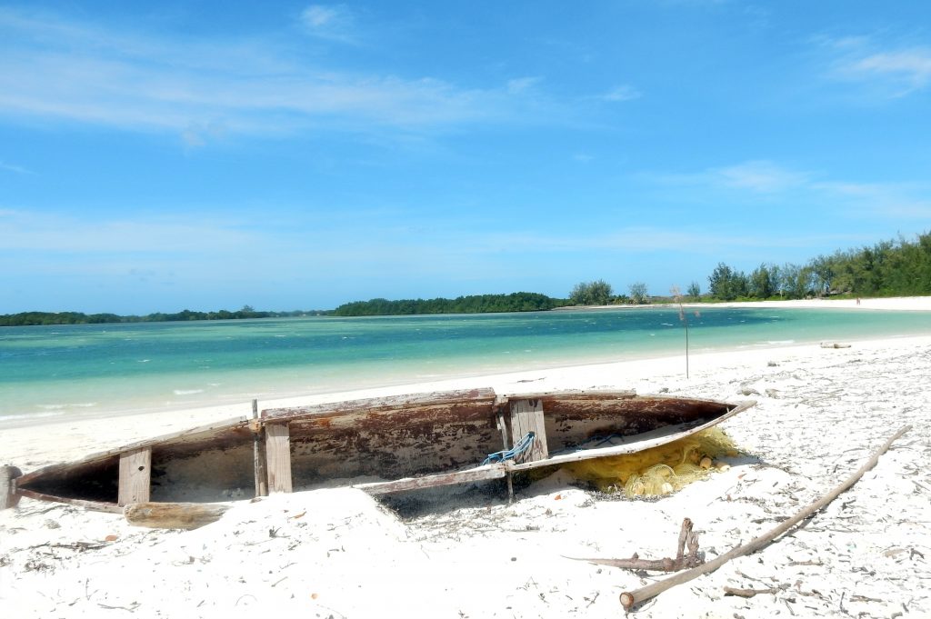 Tout au nord de l’île de Madagascar, à proximité d’Antsiranana (Diego Suarez), se trouvent la Baie des Sakalava et la plage de Ramena.