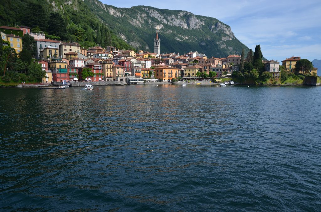 Le Lac de Côme s’inscrit parmi les magnifiques endroits où l’on peut s’adonner à la joie de la baignade et des sports nautiques.