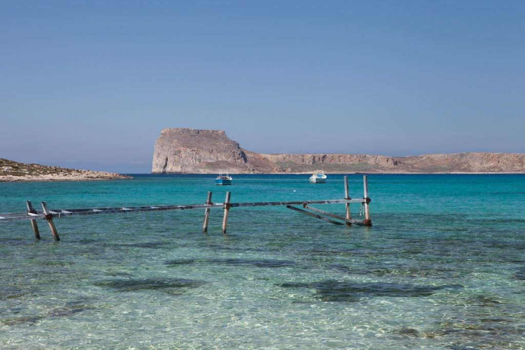 La plage de sable blanc de Balos dispose de tous les atouts d’une plage de carte postale : une étendue de sable blanc, un lagon peu profond aux eaux claires de couleur vert azur.