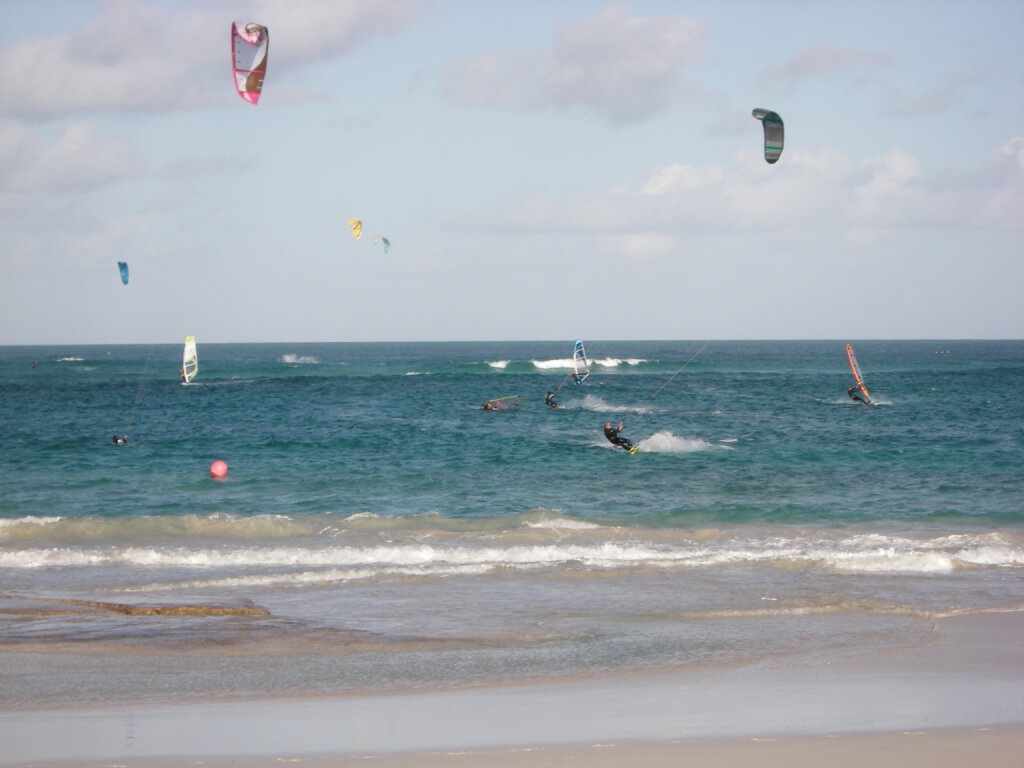 Par endroits, le rivage, battu par les vagues soulevées par la forte houle, se prête aux sports nautiques tels que la planche à voile et le kitesurf.
