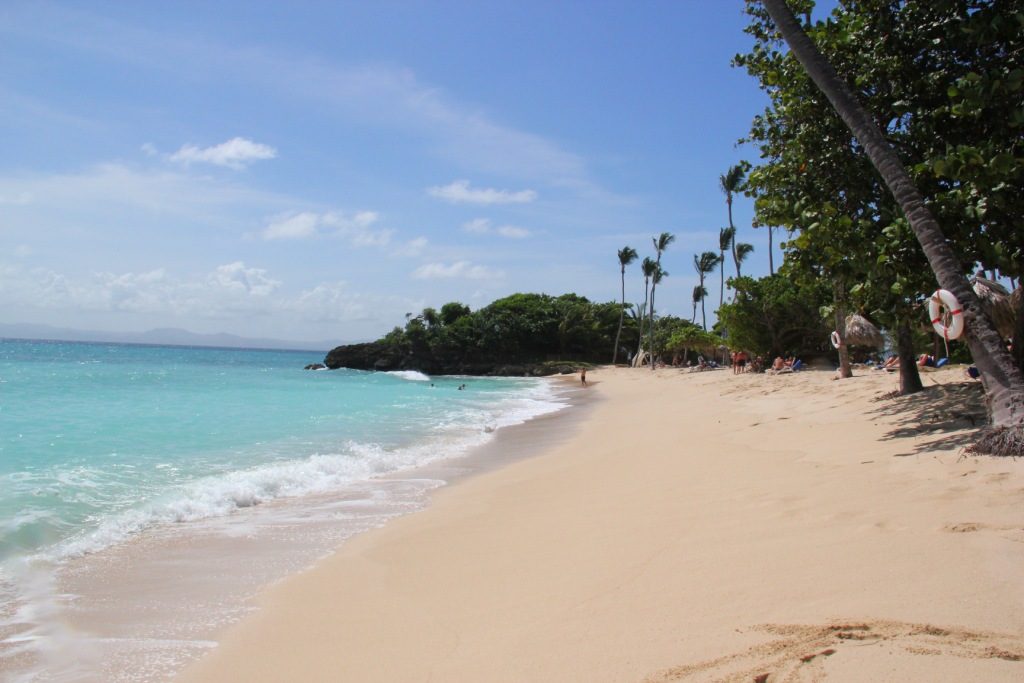 À la recherche d’une plage à Punta Cana qui soit loin de la foule ? découvrez les plages authentiques de la péninsule de Semana.