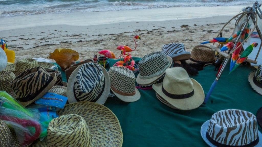 Les plages populaires sont également les lieux de prédilection des vendeurs d’accessoires.