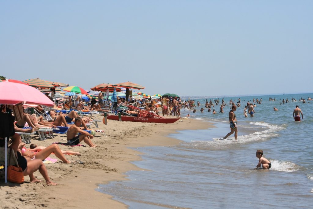 Durant la saison estivale, la foule se presse sur la plage pour éviter la chaleur accablante dans la ville éternelle.