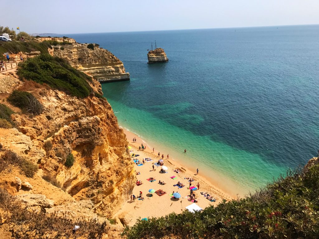 Pour le meilleur du Portugal plage, c’est dans l’Algarve qu’il faut aller ! les plages y sont favorables à la baignade en famille, dans l’eau de mer agréablement chaude en été.