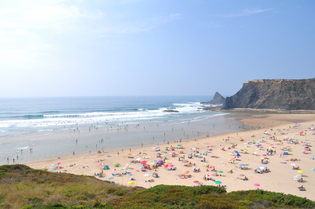 La Praia de Odeceixe, une des plages les plus populaires du Portugal.