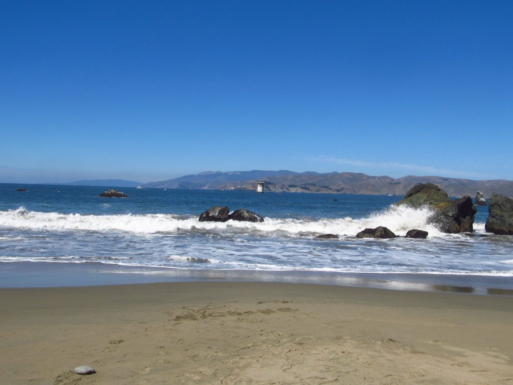 La plage de Mile Rock Beach, lovée au fond d’une crique isolée, au pied de hautes falaises, est l’image même de la plage sauvage et déserte.