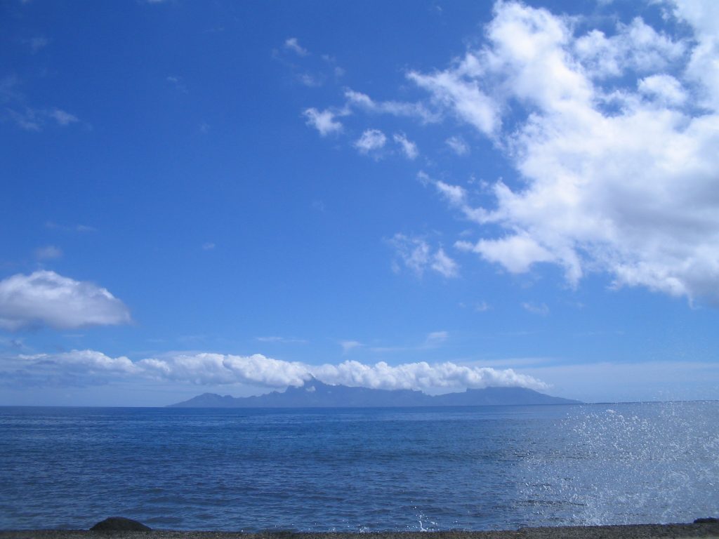 Le jour de beau temps, on peut avoir une vue panoramique de l’île de Moorea depuis les plages de Tahiti.