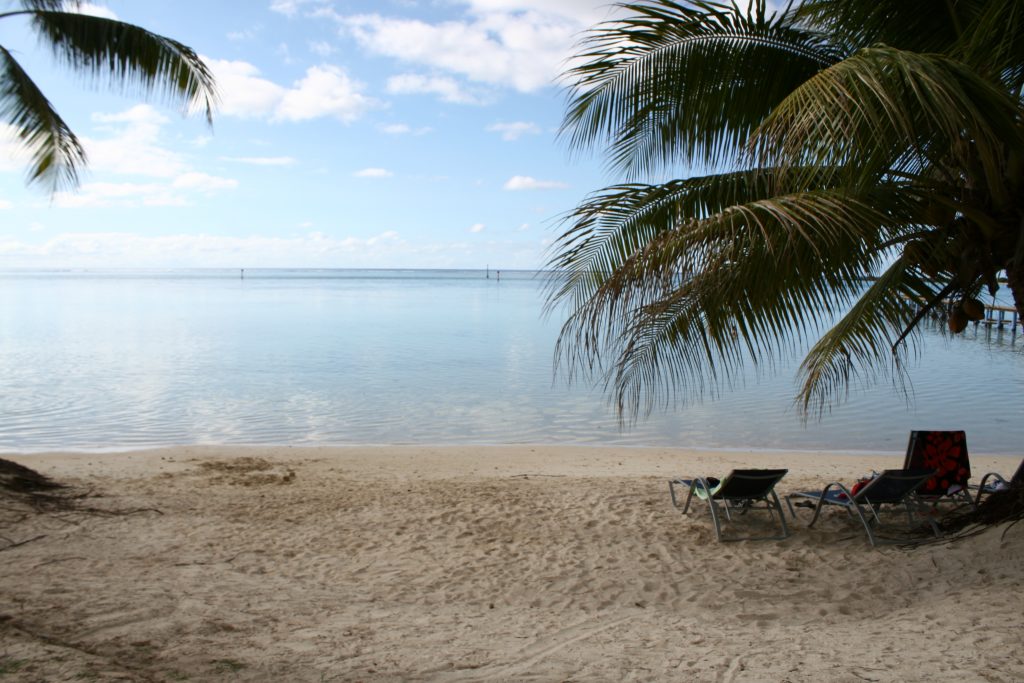Une de ces petites plages de Tahiti, appréciée pour sa tranquillité, par sa taille modeste.