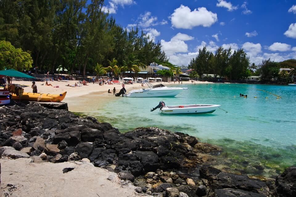 plage de grand baie rochers lagon bateaux plus belles plages de l'île Maurice