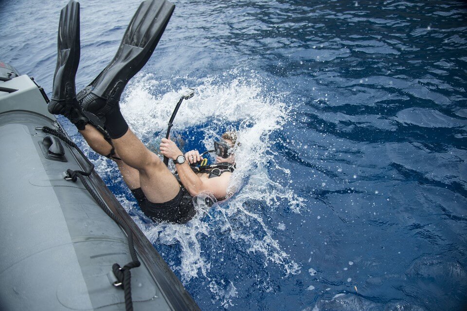 plongeur saut du bateau plongée en Guadeloupe